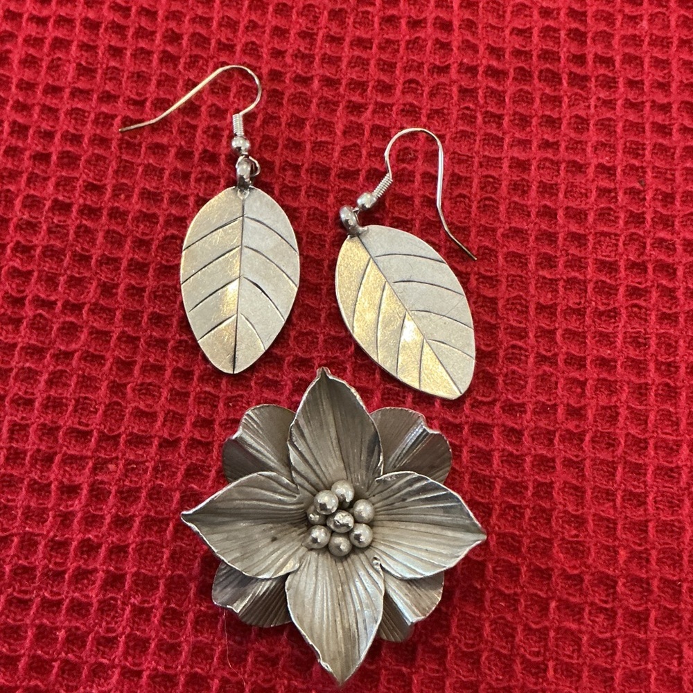 Sterling Silver Flower Pendant With Leaf Earrings